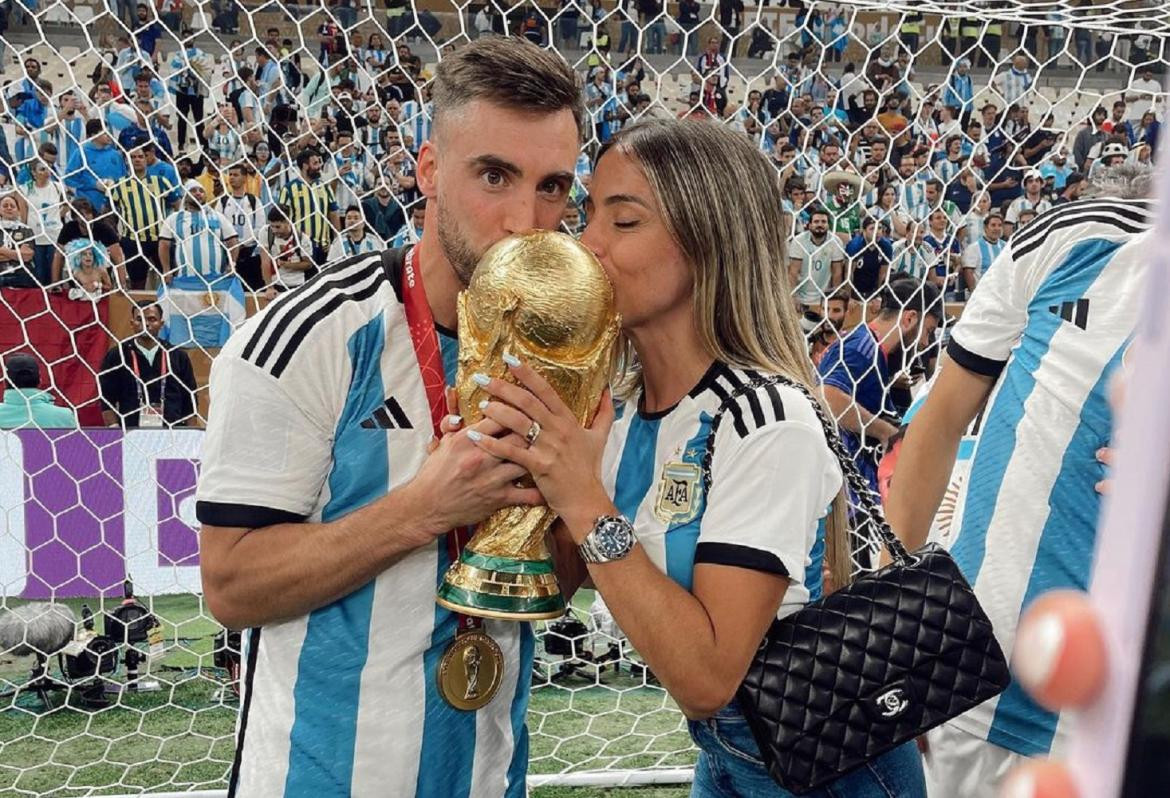 Nicolás Tagliafico y Carolina Calvagni con la Copa del Mundo. Foto: Instagram @carocalvagni.