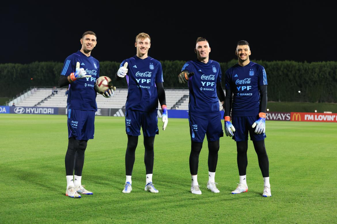 Federico Gomes Gerth con Dibu Martínez, Armani y Rulli. Foto: NA.