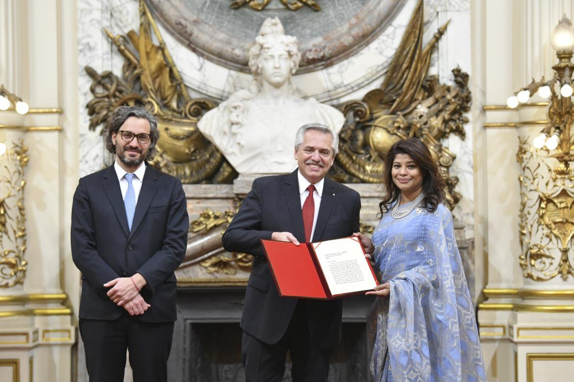 Sadia Faizunnesa junto a Alberto Fernández y Santiago Cafiero. Foto: Twitter @SadiaFaizunnesa.