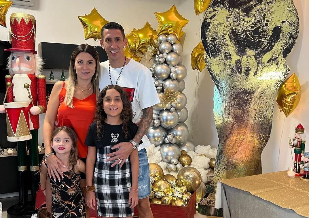 Ángel Di María junto a su familia en Navidad. Foto: Instagram @angeldimariajm.