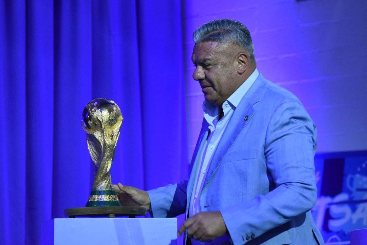 Claudio Chiqui Tapia con la Copa del Mundo. Foto: NA.