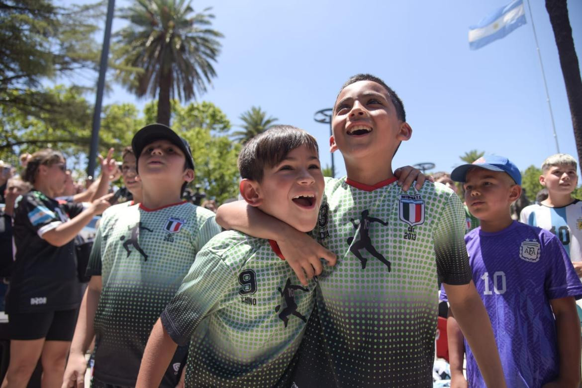 Los niños presentes en el homenaje a Enzo Fernández y Exequiel Palacios en San Martín. Foto: Intendencia de San Martín.