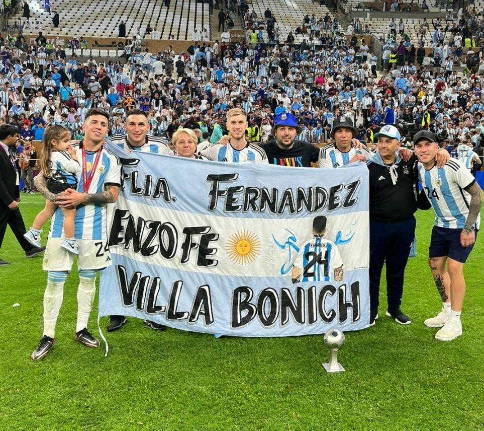 La bandera de la familia de Enzo Fernández; Qatar 2022. Foto: Twitter @RiverLPM.