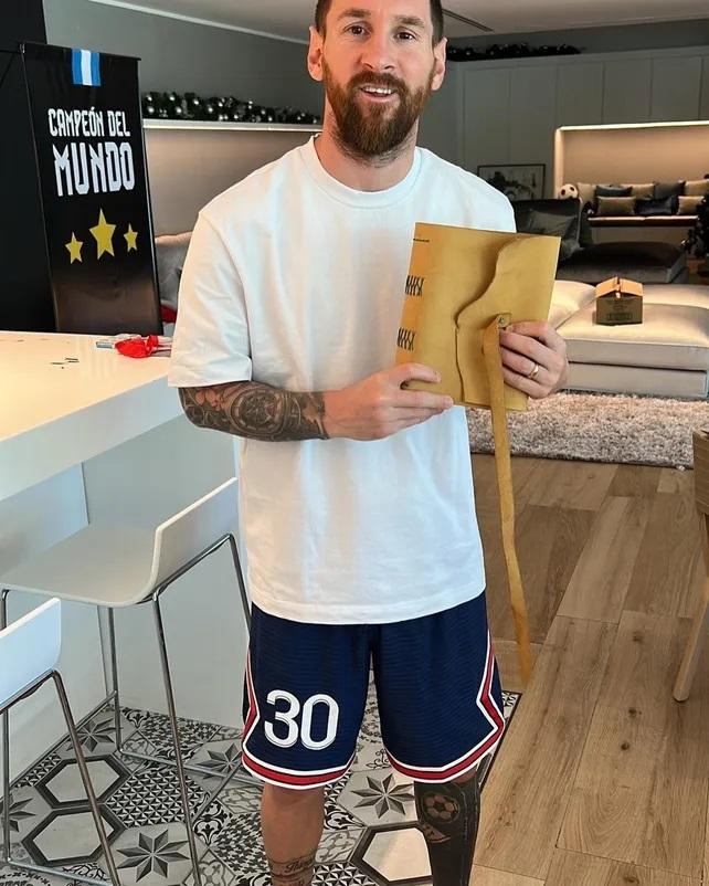 Messi con el libro de firmas que le regalaron sus vecinos de Funes 2. Foto: Gentileza Kentucky Club de Campo.