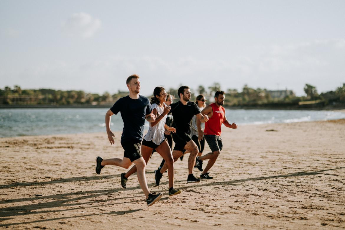 Personas corriendo; trotando. Foto: Unsplash.