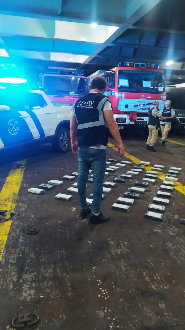 Aduana descubrió 56 kilos de cocaína en una camión de bomberos proveniente de Brasil