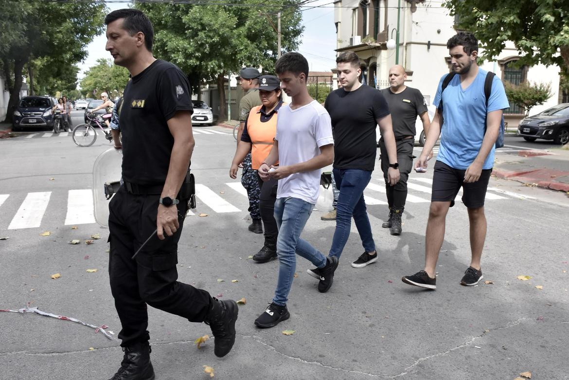 Juan Bautista Besuzzo y Julian García, amigos de Fernando Báez Sosa y testigos de la golpiza, ingresan al juzgado de Dolores donde se lleva a cabo el juicio por el asesinato del joven en enero de 2020. NA