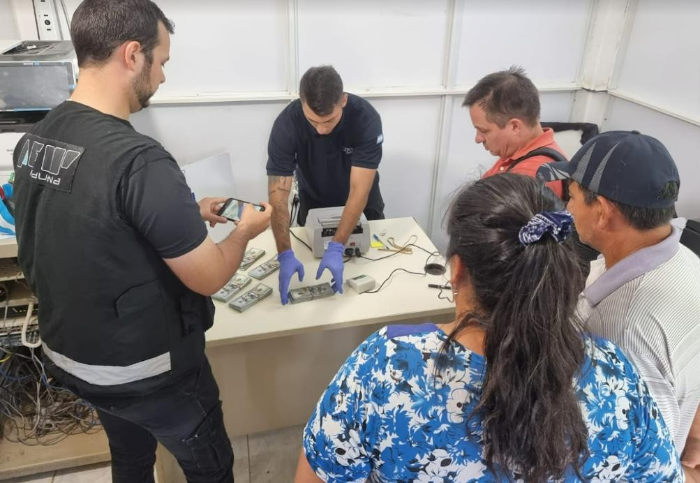 Aduana descubre 60 mil dólares ocultos en bolsas de café. Foto: Aduana.