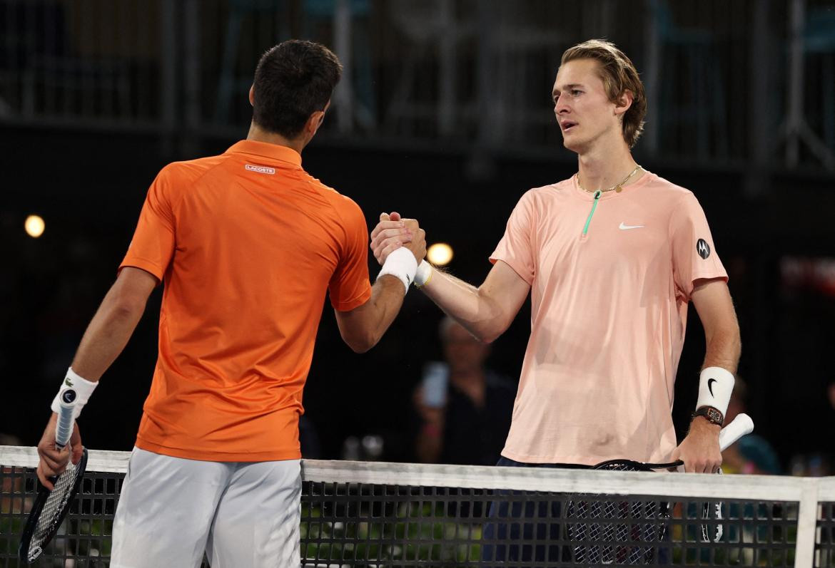 Novak Djokovic y Sebastian Korda; Adelaida. Foto: Reuters.