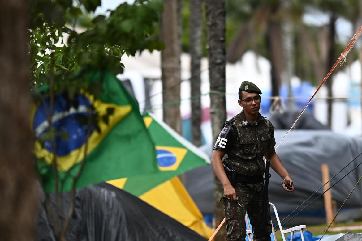 Al menos 1.200 bolsonaristas son detenidos en campamento frente al Ejército. EFE