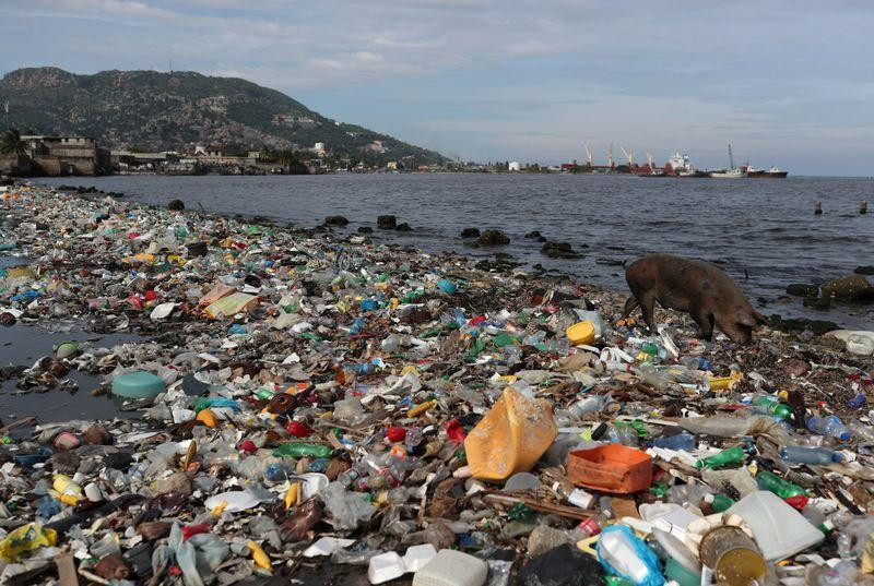 Residuos plásticos en el océano. Foto: REUTERS