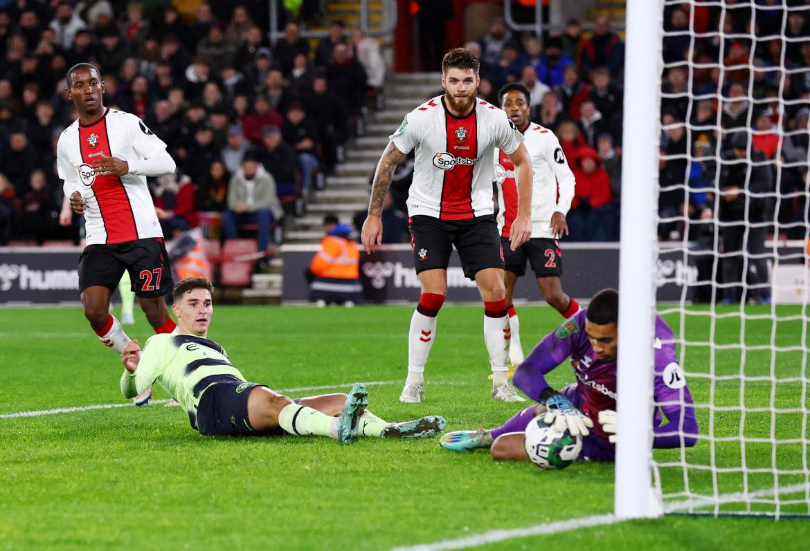 Julián Álvarez en la derrota del Manchester City ante el Southampton. Foto: REUTERS.