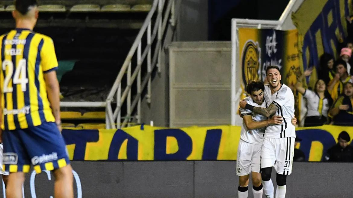 Festejo de González Metilli ante Rosario Central.