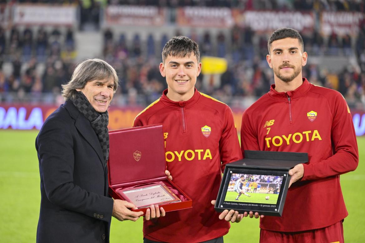 Paulo Dybala, homenaje en la Roma. Foto: Twitter @OfficialASRoma