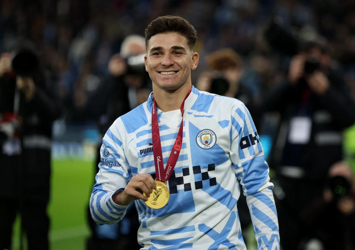 Julián Álvarez con la medalla de Campeón del Mundo. Foto: Reuters.