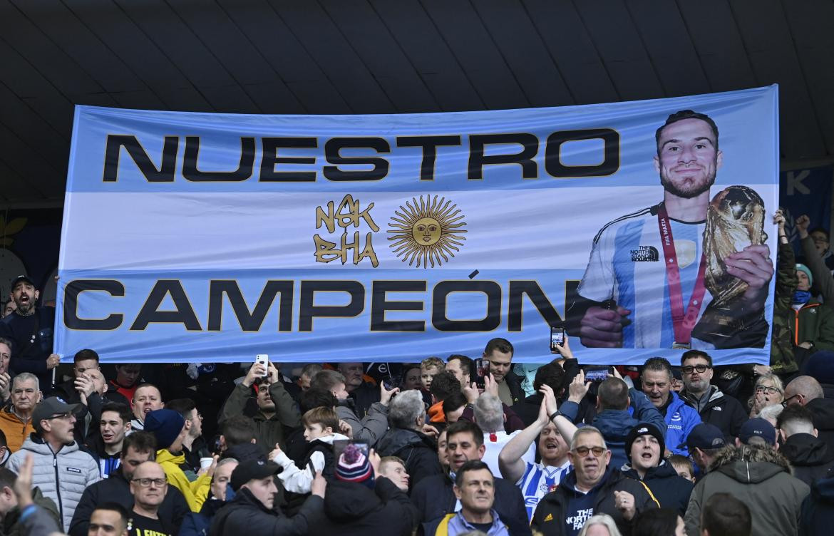 Homenaje del Brighton para Alexis Mac Allister. Foto: REUTERS.