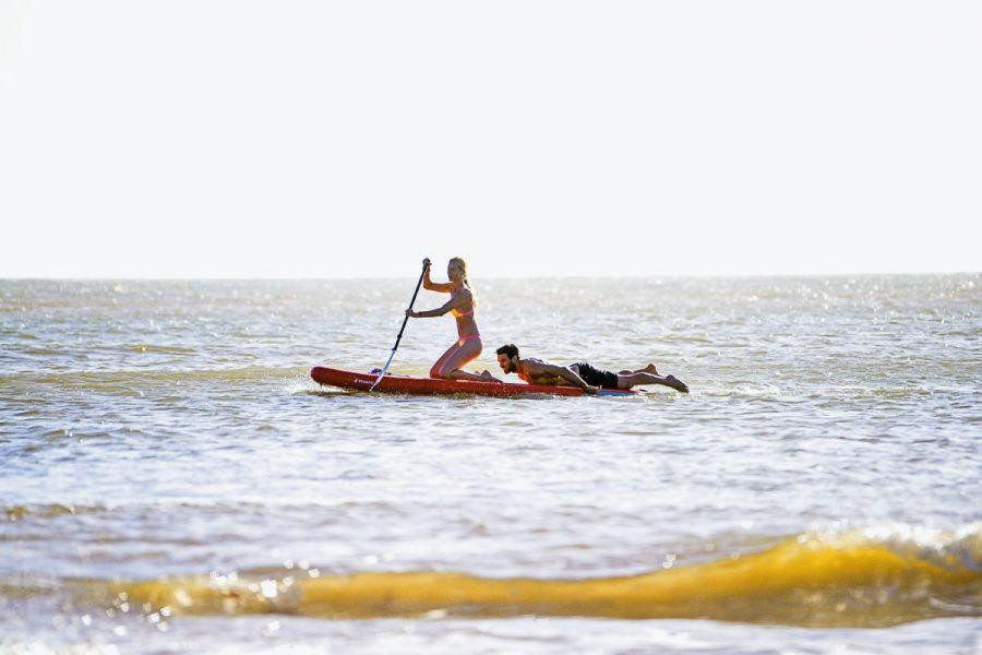 Nicole Neumann y Manu Urcera en Punta del Este. Foto: Gentileza Revista Caras - Federico Bartolo.