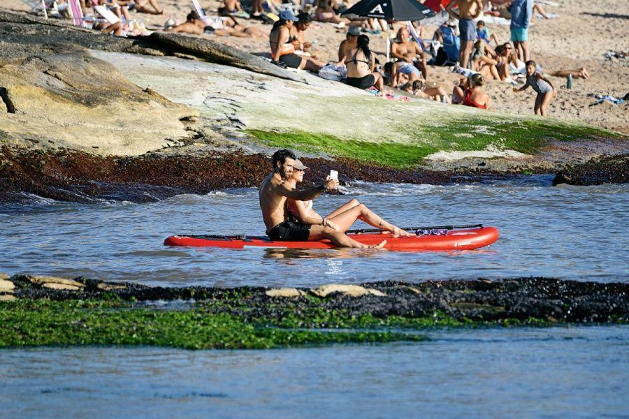 Nicole Neumann y Manu Urcera en Punta del Este. Foto: Gentileza Revista Caras - Federico Bartolo.