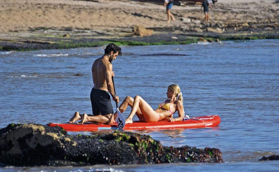 Nicole Neumann y Manu Urcera en Punta del Este. Foto: Gentileza Revista Caras - Federico Bartolo.