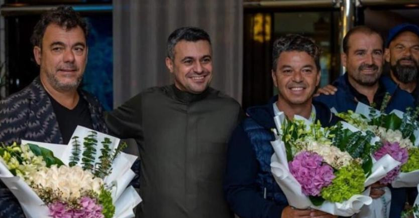 Marcelo Gallardo al ser recibido en Arabia Saudita. Foto: NA