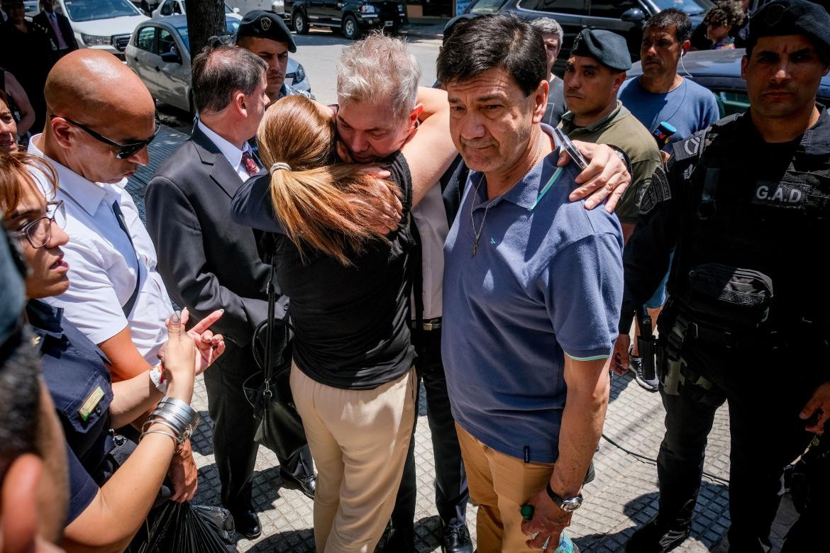 Padres de Fernando Báez Sosa junto a Burlando. Foto: Telam.