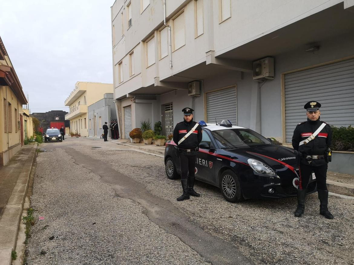 Custodia en la calle que da al escondite de Messina Denaro. Foto: EFE.