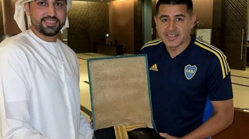 Riquelme recibió su bisht en la previa a la Supercopa Internacional. Foto: NA.