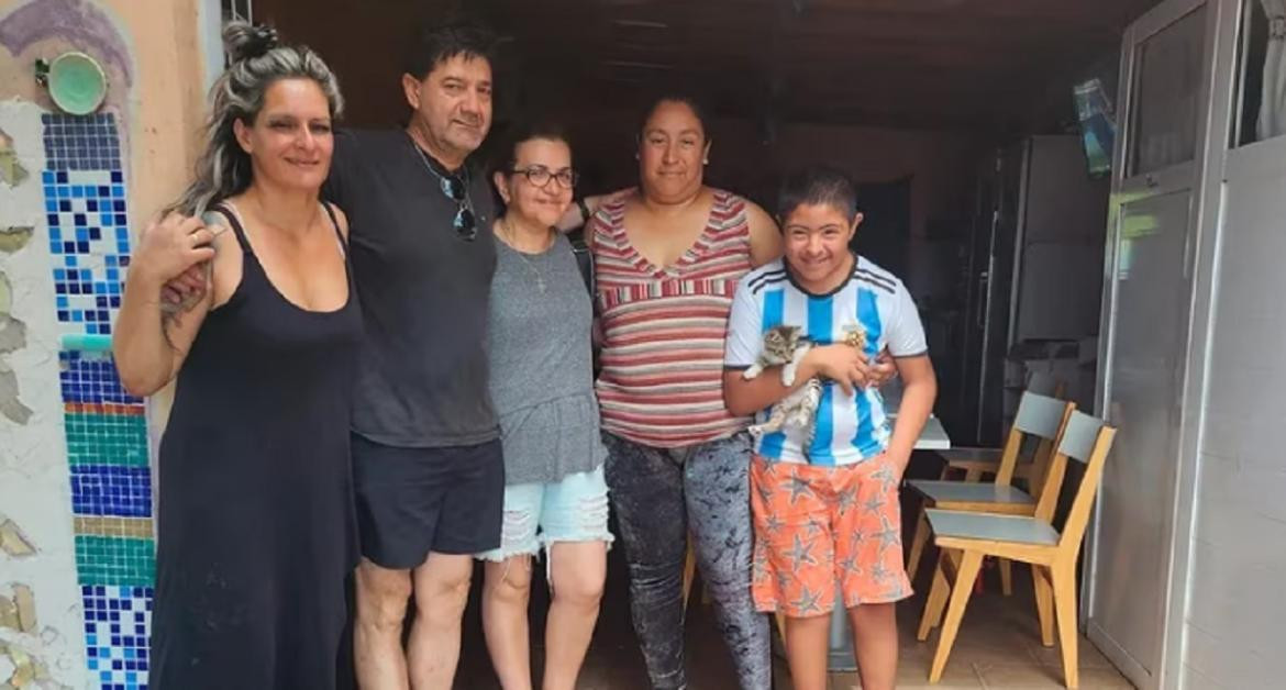 Los padres de Fernando Báez Sosa repartieron donaciones. Foto: El Maracaná