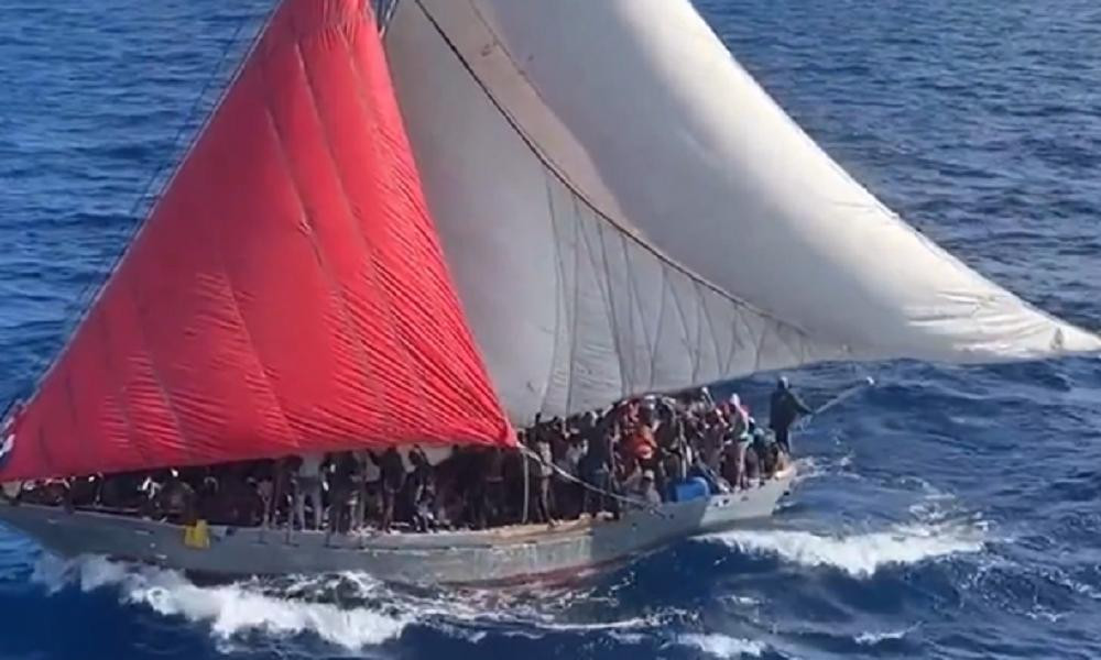 Barco lleno de personas de Haití. Foto: captura.