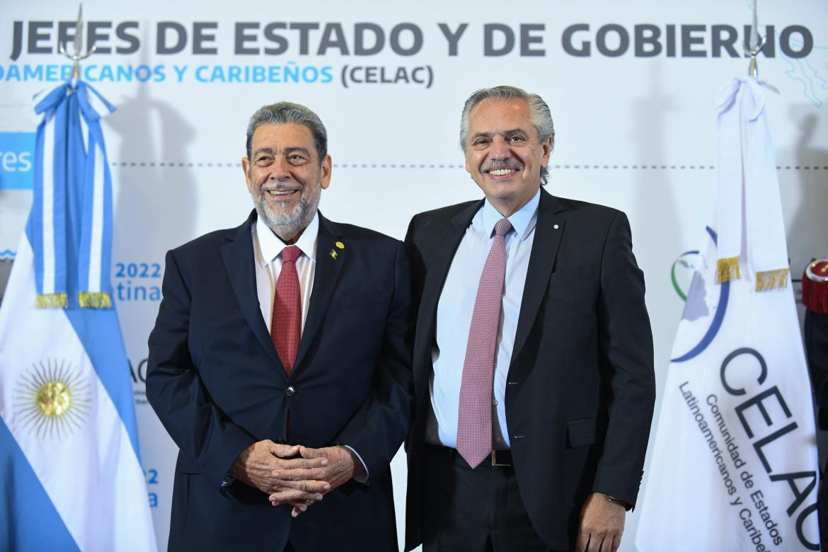 Alberto Fernández junto a Ralph Gonsalves, primer ministro de San Vicente y las Granadinas. Foto: NA.