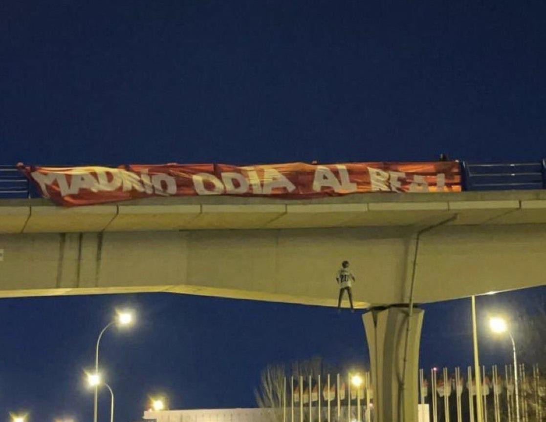 Muñeco de Vinicius colgado de un puente en la previa al duelo entre Real Madrid y Atlético de Madrid.