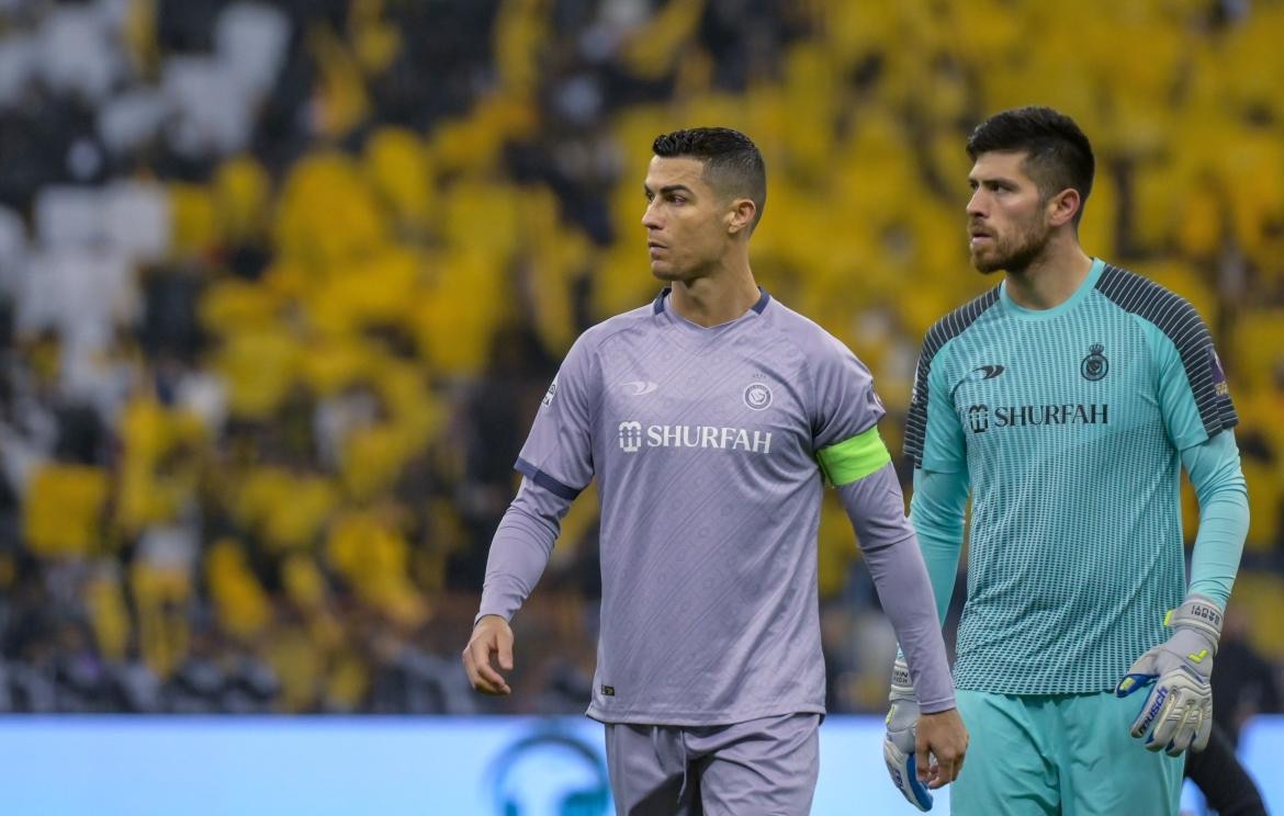 Cristiano Ronaldo y Agustín Rossi en el Al Nassr.