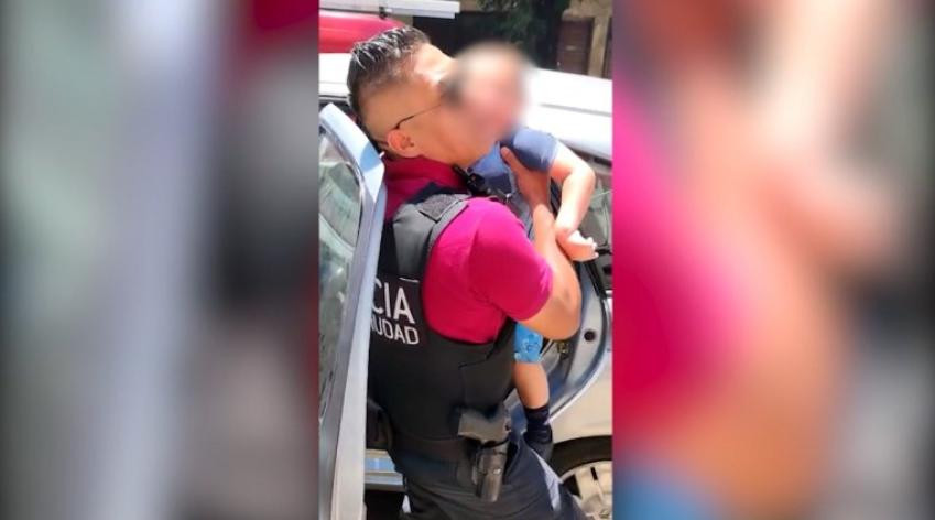 Rescate de un niño de tres años dejado en un auto en pleno mediodía. Foto: NA.