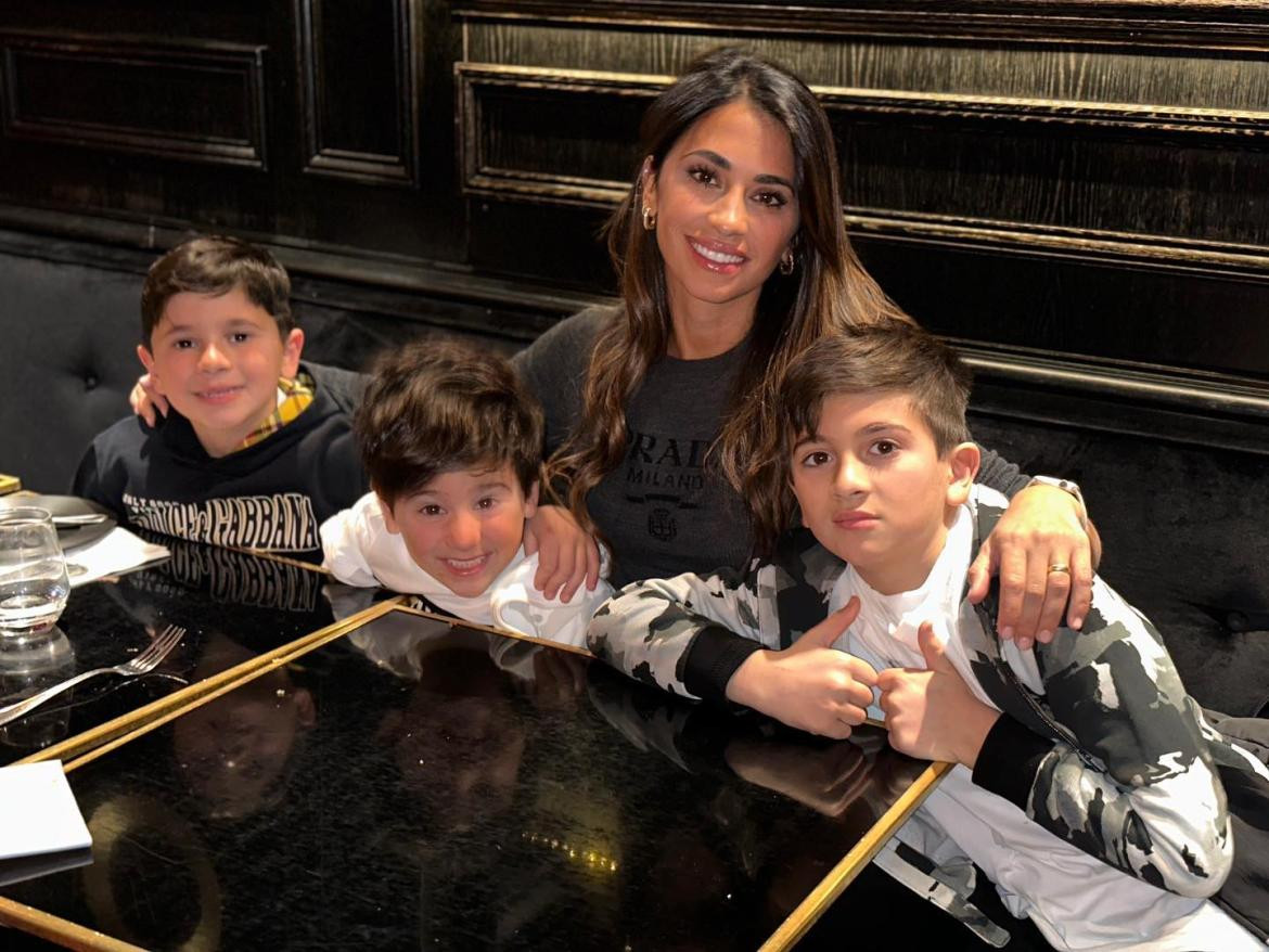 Anto Roccuzzo junto a sus hijos. Foto: Instagram/antonelaroccuzzo.