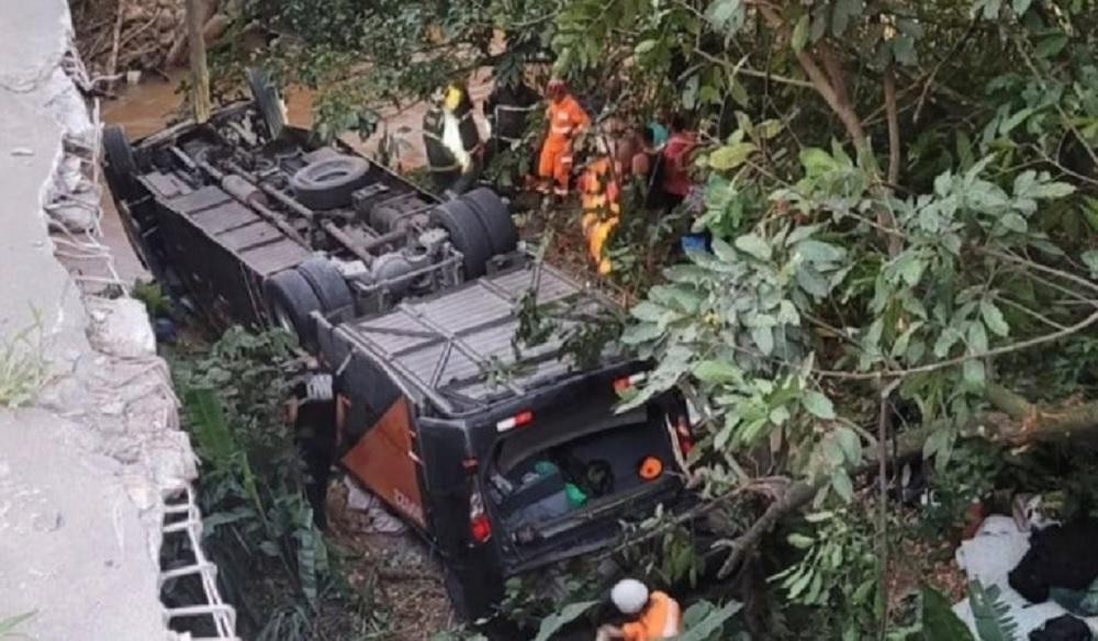 Tragedia en ruta de Brasil, micro accidentado, NA