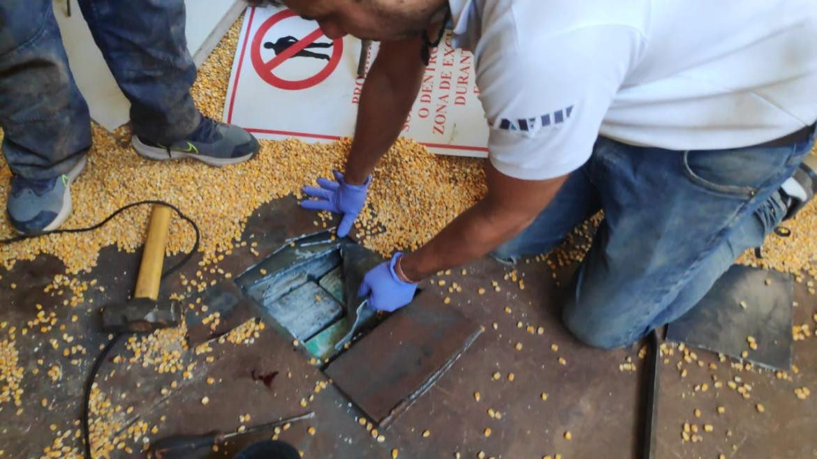 Cocaína escondida en un camión de maíz. Foto: Aduana.