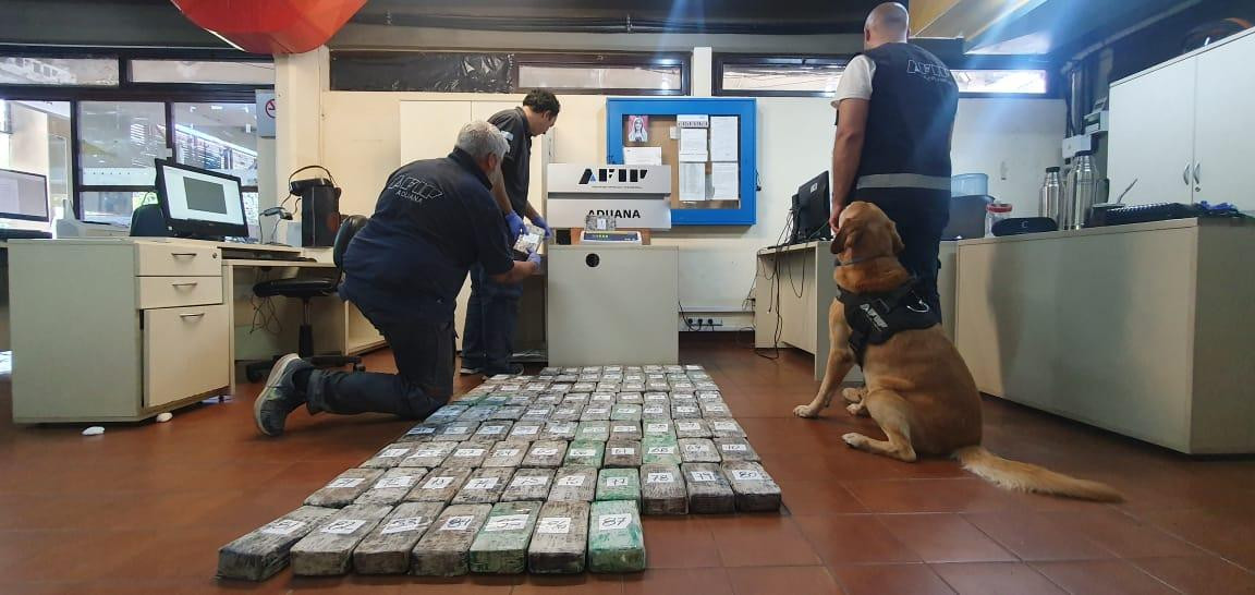 Cocaína escondida en un camión de maíz. Foto: Aduana.