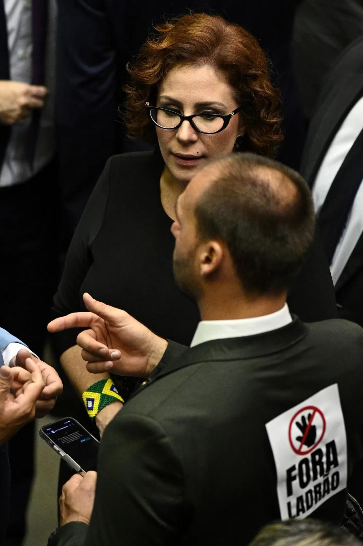 La diputada Carla Zambelli habla con el diputado Eduardo Bolsonaro. Foto: EFE