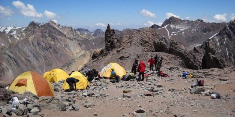 Tradicional campamento de andinistas en el Aconcagua. Foto: NA.