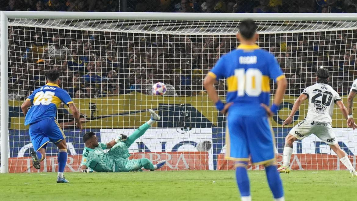 Sergio Romero; penal atajada; Boca vs. Central Córdoba. Foto: NA.