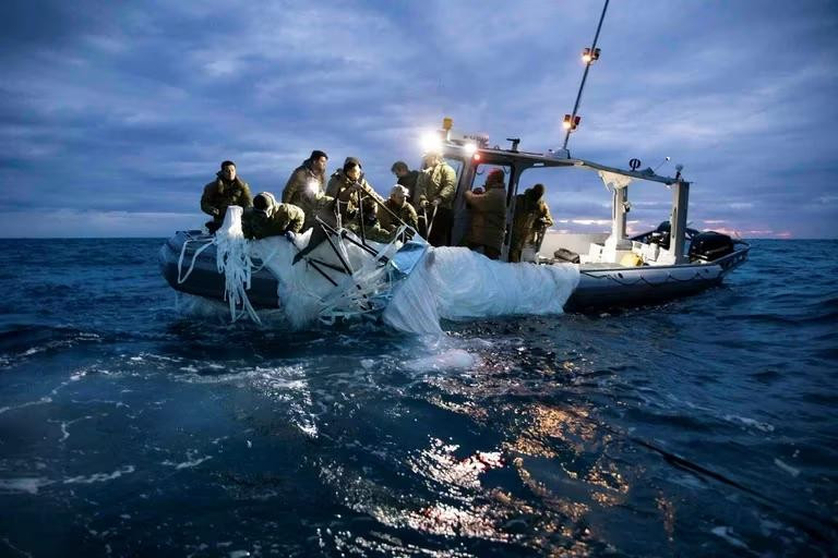 La Armada de EE.UU. recuperando los restos del globo espía chino. Foto: REUTERS