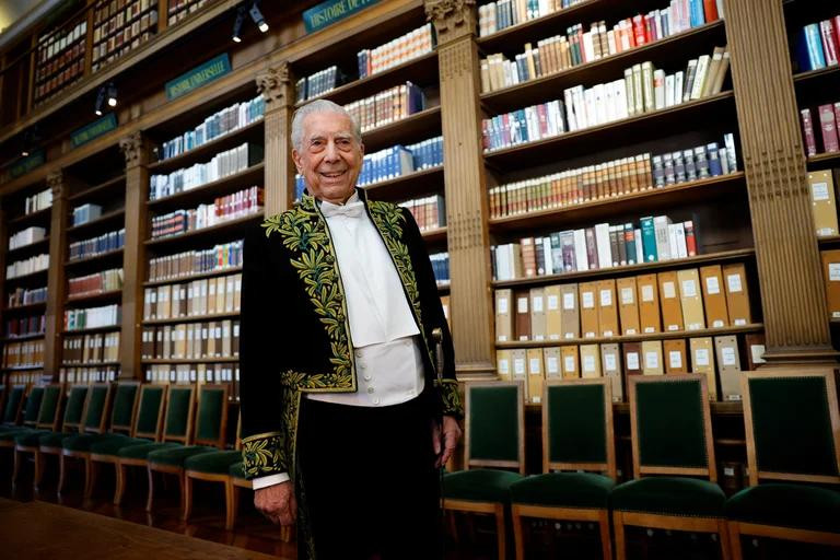 Mario Vargas Llosa en la Academia Francesa. Foto: REUTERS