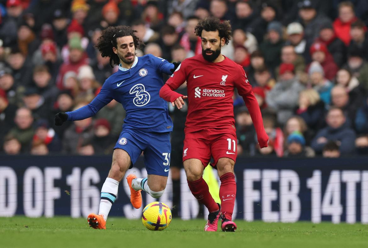 Marc Cucurella ante Mohamed Salah. Foto: Reuters.