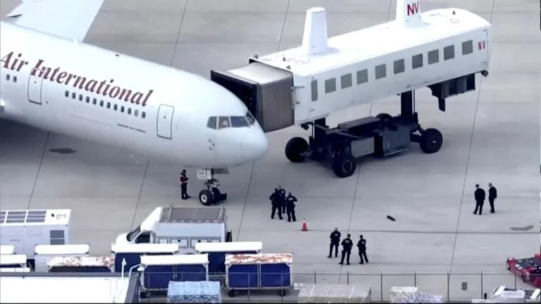 Avión que llevaba a los presos políticos de Nicaragua a EEUU. Foto: REUTERS