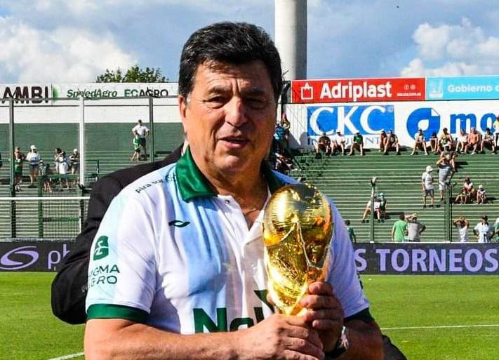 Daniel Passarella con la Copa del Mundo.