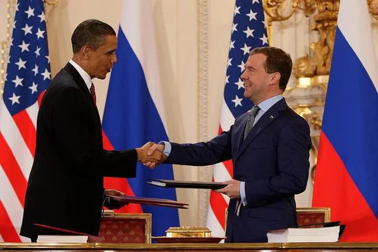 Los presidentes de Rusia, Dmitri Medvédev, y de Estados Unidos, Barack Obama, durante la firma del Nuevo START en Praga en 2010. Foto: REUTERS