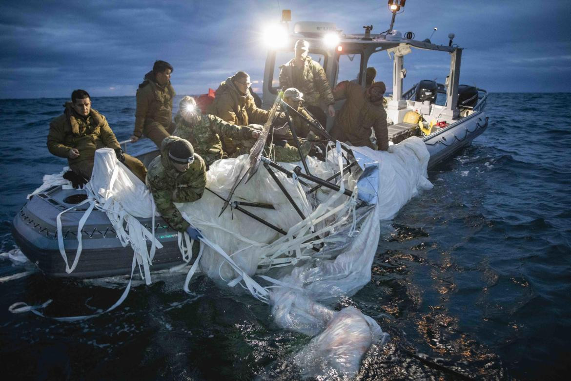 Marineros estadounidenses recuperando el globo espía chino. Foto EFE