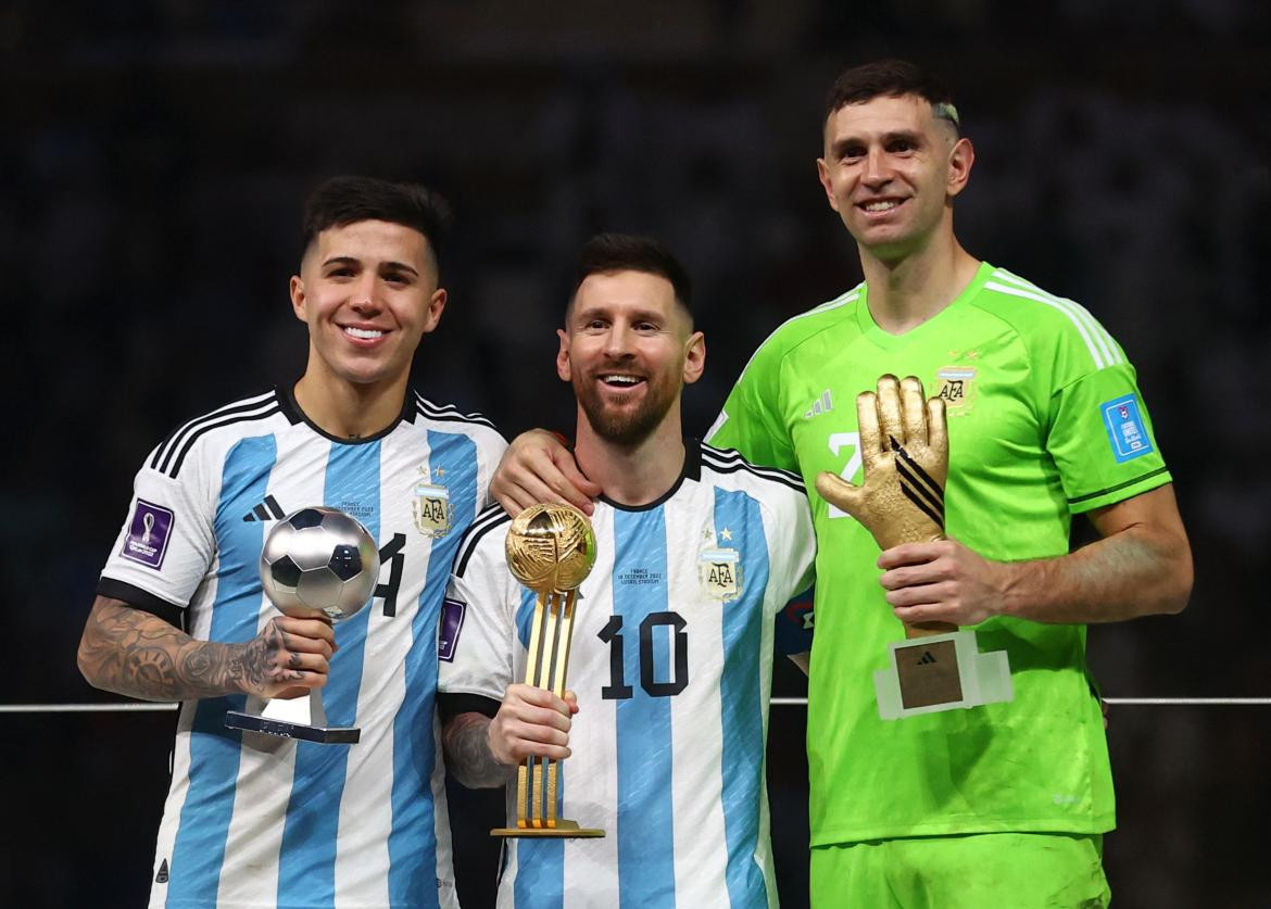 Enzo Fernández, Lionel Messi y Emiliano Martínez. Foto: NA.