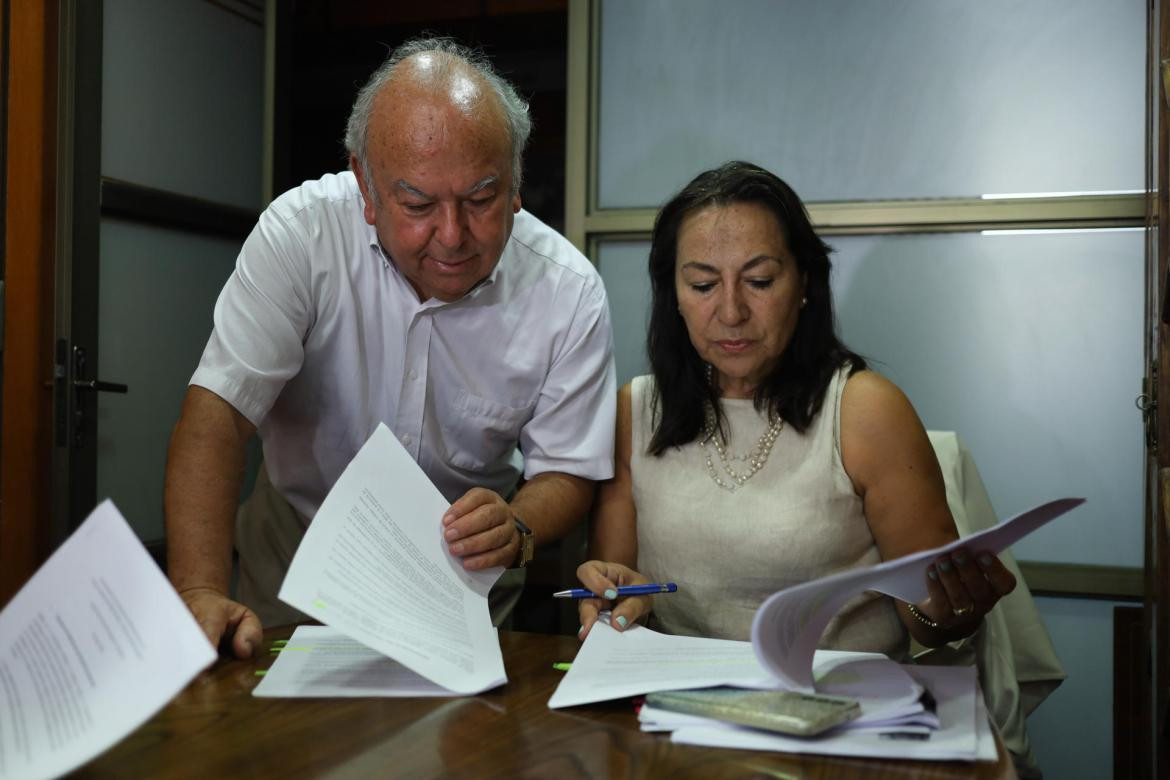 Rodolfo Reyes y Elizabeth Flores; Pablo Neruda. Foto: EFE.