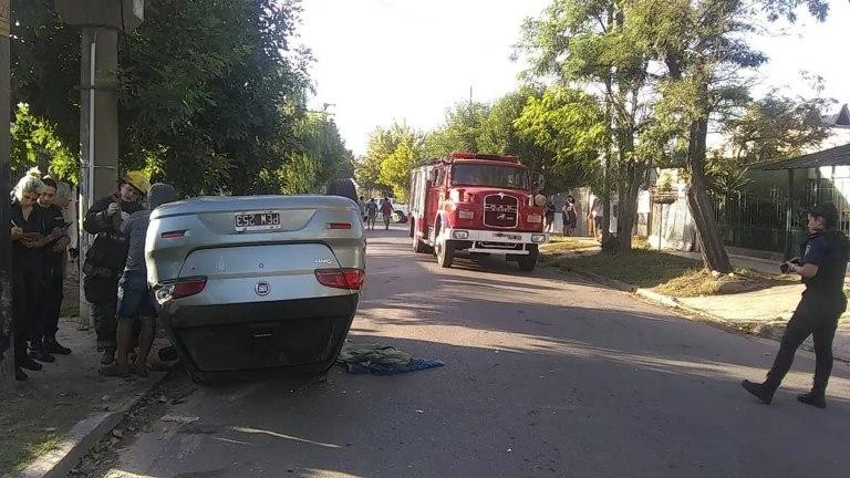 El Fiat Siena volcado tras chocar con los delincuentes. Foto: NA.